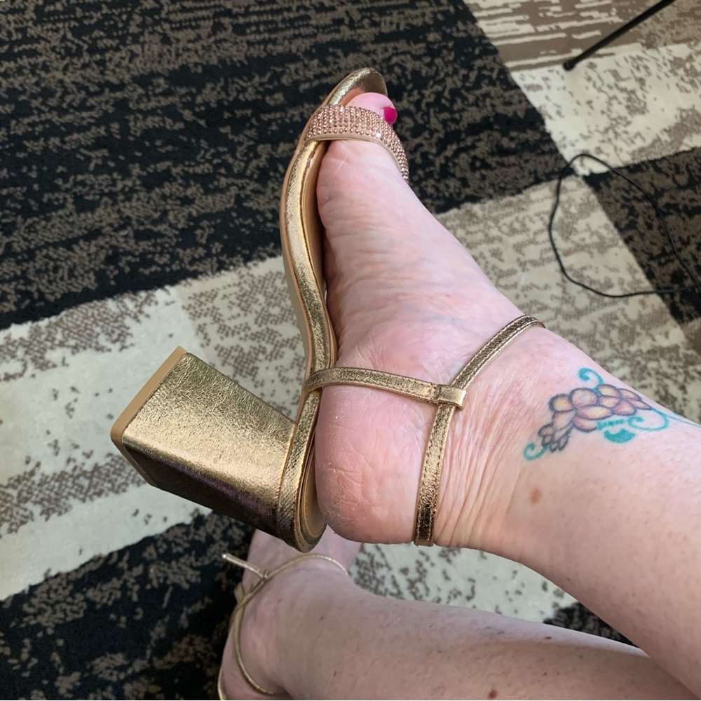 Jewel Badgley Mischka Gold Heels with Sparkling Rhinestones - Picture 9 of 12